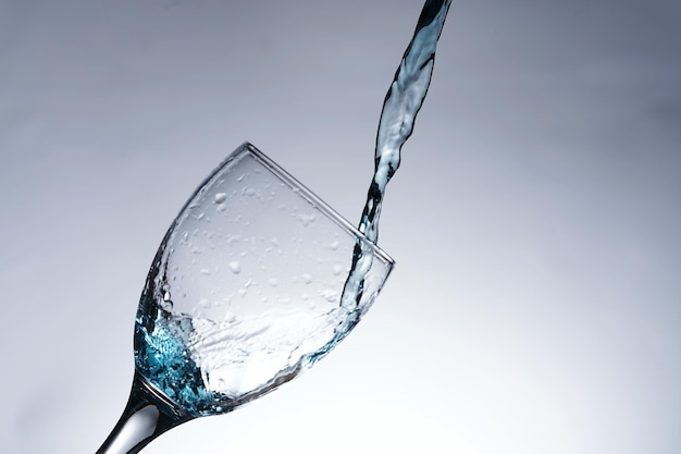 Image de verser de l'eau dans un verre