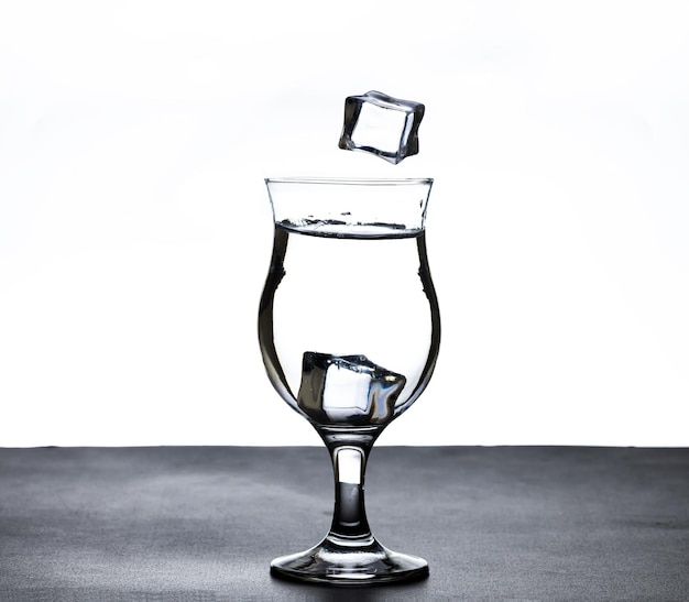 Photo l'image de verser de l'eau potable dans un verre