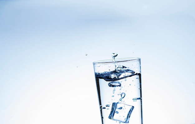 L'image de verser de l'eau potable dans un verre