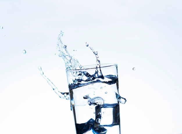 L'image de verser de l'eau potable dans un verre