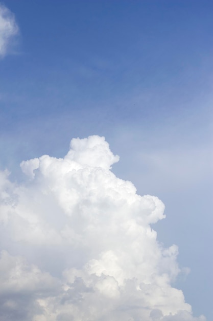 image verticale avec un ciel bleu et un nuage moelleux blanc