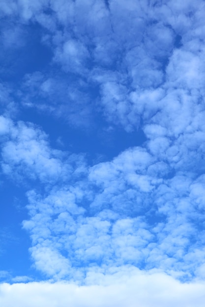 Image verticale du ciel bleu vibrant avec des nuages blancs