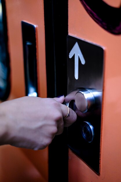 Photo image verticale de l'ouvre-porte du métro