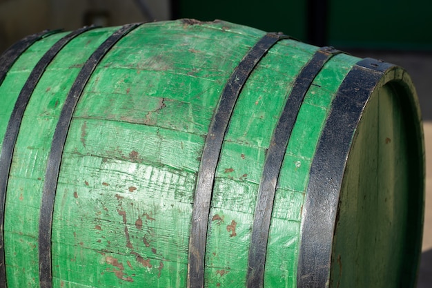 Image d'un vieux tonneau de vin en chêne sur le fond d'une cour rurale.