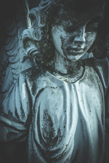 Une image vintage d'un ange triste