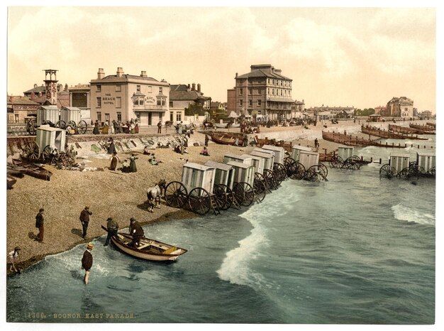 une image vintage d'une scène de plage avec un bateau et des gens dans l'eau