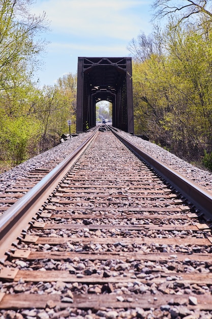 Photo image des voies ferrées menant au grand pont métallique