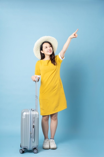 Image de voyage fille asiatique, isolé sur fond bleu