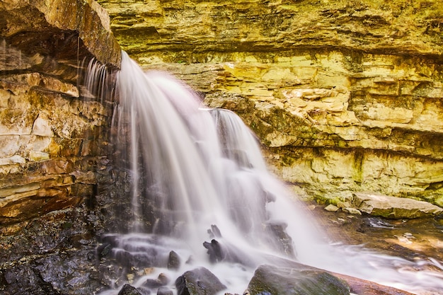 Image de vue complète de près de la cascade dans le canyon