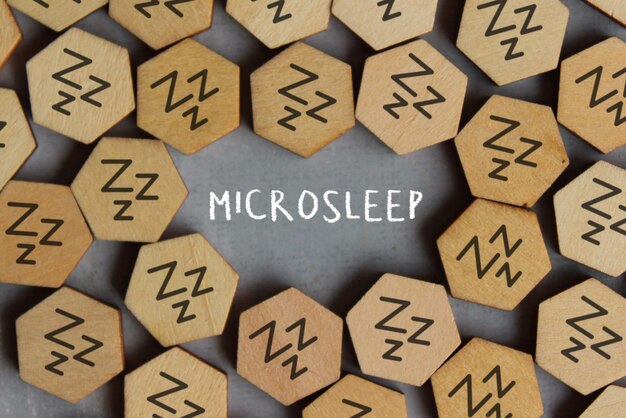Photo image vue de dessus de cubes en bois avec icône de sommeil et texte microsleep