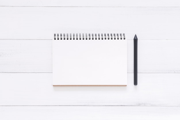 Image vue de dessus du cahier ouvert avec des pages blanches sur la table en bois