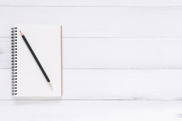 Image vue de dessus du cahier ouvert avec des pages blanches sur la table en bois