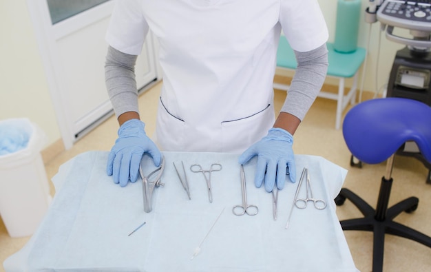 Image vue de dessus de la main d'un chirurgien afro-américain et d'instruments chirurgicaux en opération