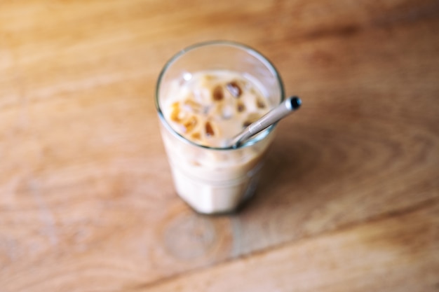 Image vue de dessus d'un verre de café glacé avec une paille en acier inoxydable