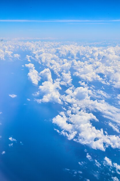 Image de vue d'en haut des nuages sur l'océan