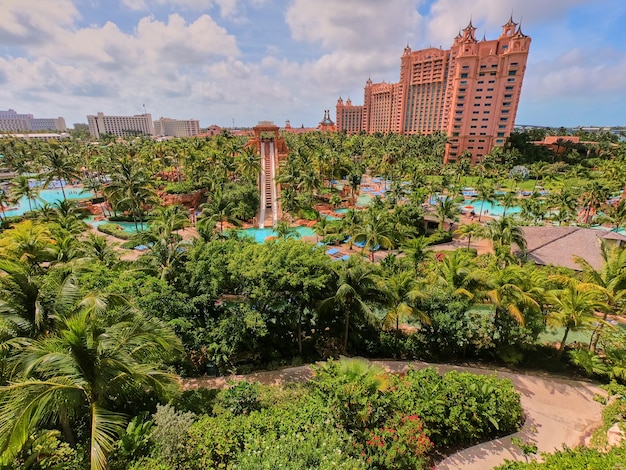 Image d'une vue en hauteur sur un complexe tropical avec des jardins verdoyants et une architecture