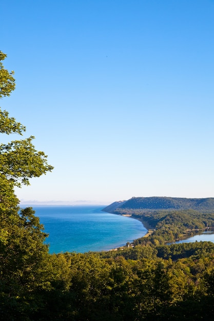 Photo image de la vue portrait d'en haut d'un lac entouré de plages et d'arbres