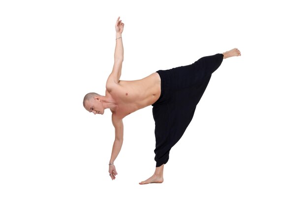 Image de yoga d'un homme d'âge moyen effectuant des asanas
