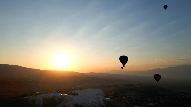 Photo des images aériennes étonnantes de ballons à air chaud à pamukkale pendant