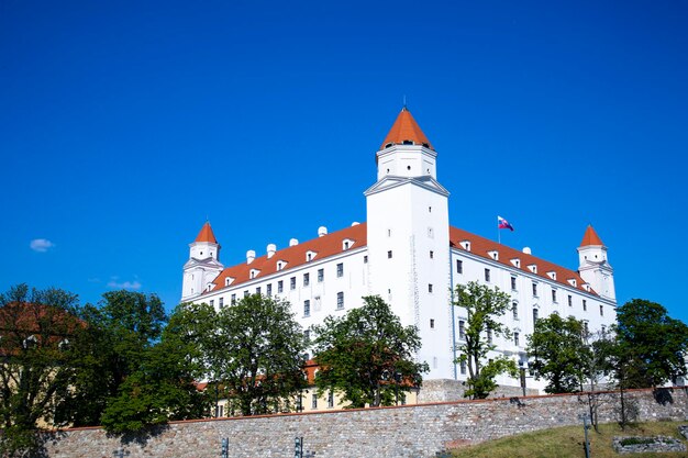 Images de bâtiments historiques entourés de jardins et de parcs à Bratislava, Slovaquie.