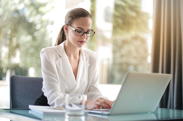 Des images de belles femmes d'affaires