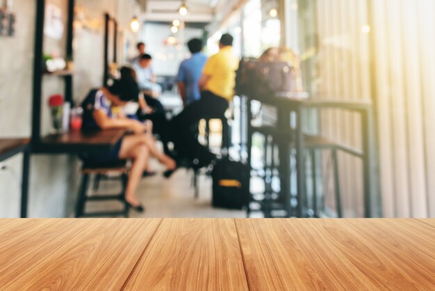 Images en bois et floues de la réunion d&#39;hommes d&#39;affaires du groupe, à l&#39;intérieur du café.