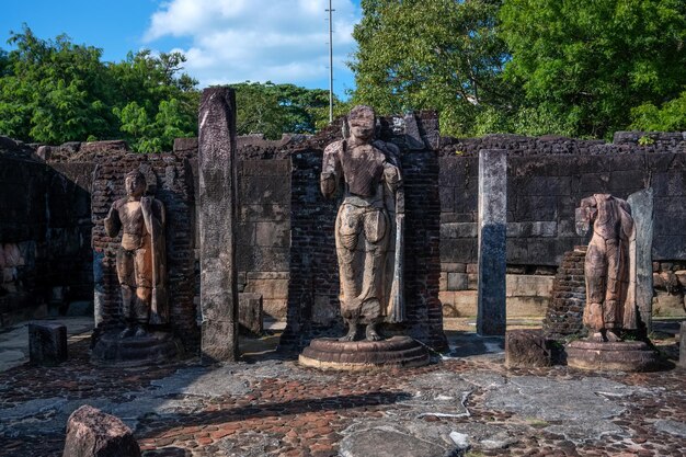 Images de bouddha dans le temple de vatadage en ruines de polonnaruwa au sri lanka