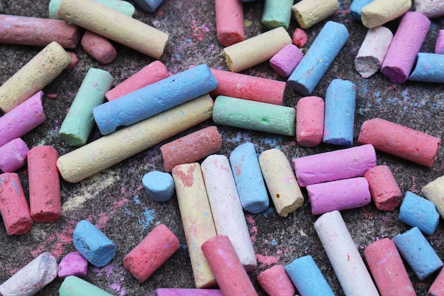 Photo images colorées avec des crayons colorés sur l'asphalte morceaux de craie multicolores sur le sol