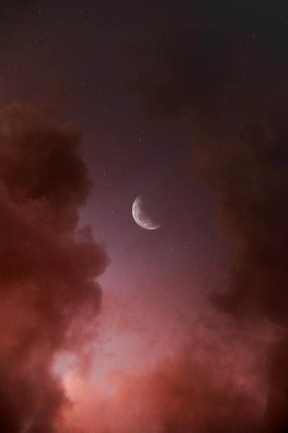 Des images du ciel nocturne avec la pleine lune et les nuages