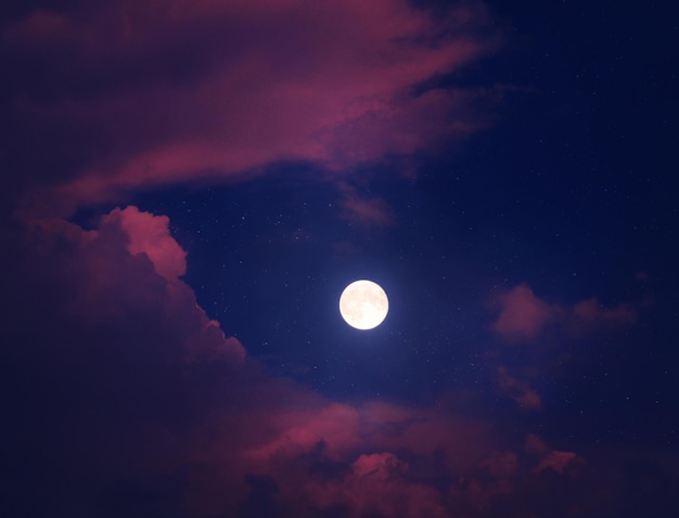 Des images du ciel nocturne avec la pleine lune et les nuages