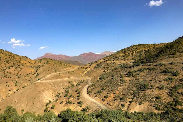 Images du Maroc La route R307 s'enfonce dans les montagnes de l'Atlas