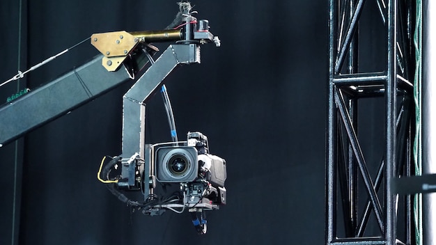 Images floues de la caméra de diffusion sur le trépied de la grue pour une prise de vue ou un enregistrement facile et large