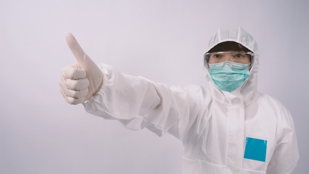 Images grand angle d'une femme médecin asiatique en costume d'EPI ou équipement de protection individuelle et médical