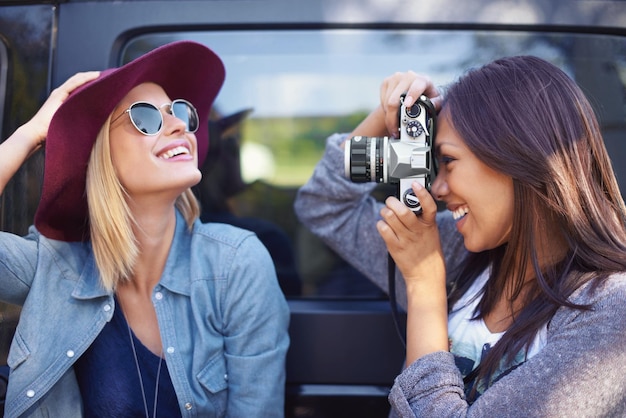 Images de jeu. Photo de deux copines prenant des photos d'elles-mêmes lors d'un roadtrip.