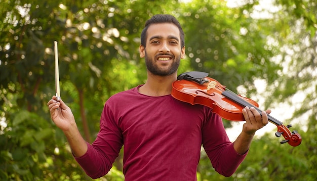 Images de joueur de violon Concept de musique et de tonalité musicale. images d'homme musicien