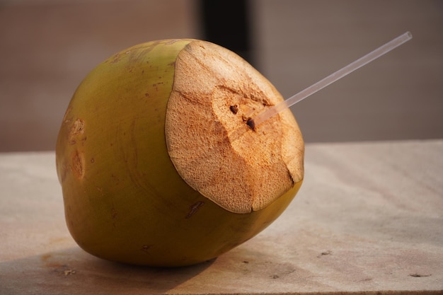 Images de paille d'eau de noix de coco verte