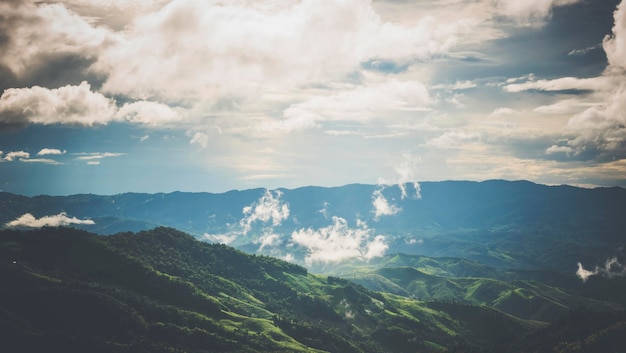 Images de paysage de brume blanche flottant au-dessus des montagnes complexes, qui est un phénomène naturel après la pluie pendant la saison des pluies, au concept de montagne nature.