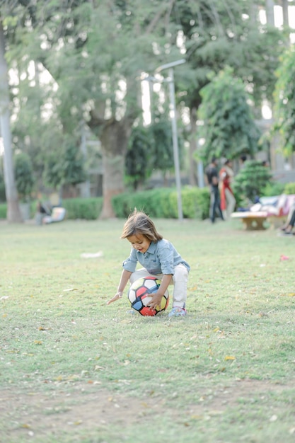 images de portrait de petit enfant. mise au point sélective faible profondeur de champ suivre la mise au point ou le flou