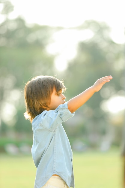 images de portrait de petit enfant. mise au point sélective faible profondeur de champ suivre la mise au point ou le flou