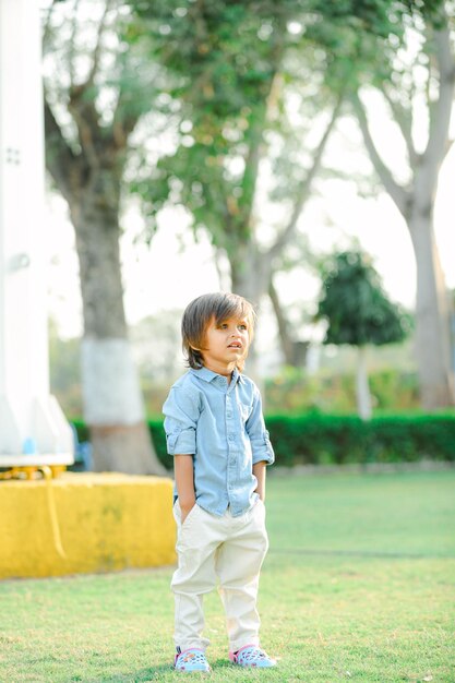 images de portrait de petit enfant. mise au point sélective faible profondeur de champ suivre la mise au point ou le flou