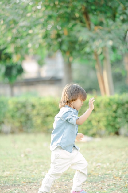 images de portrait de petit enfant. mise au point sélective faible profondeur de champ suivre la mise au point ou le flou