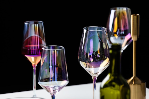 Des images de verres à vin vides, de verres à eau vides, de verres à restaurant, de verres à vin.