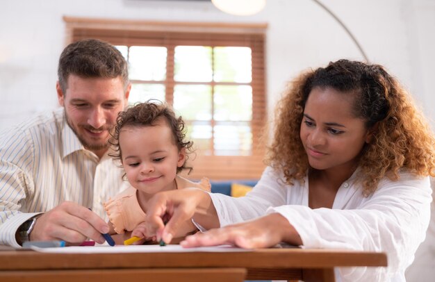 L'imagination d'un petit enfant est représentée par des dessins au crayon de couleur avec les parents