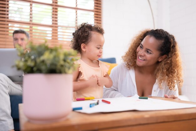 L'imagination d'un petit enfant est représentée par des dessins au crayon de couleur avec les parents