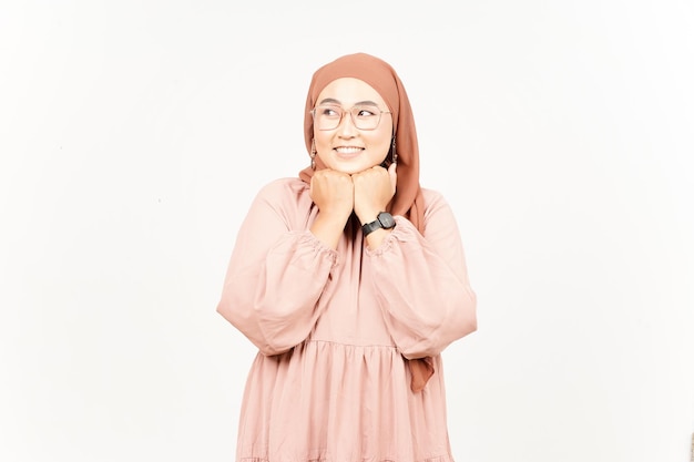 Imaginer quelque chose de beau et souriant de belle femme asiatique portant le hijab isolé sur blanc