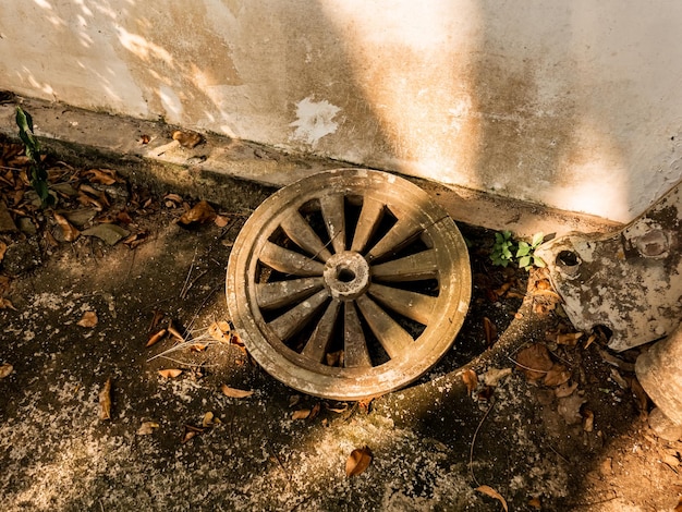 Imitation d'une roue de char en ciment et béton