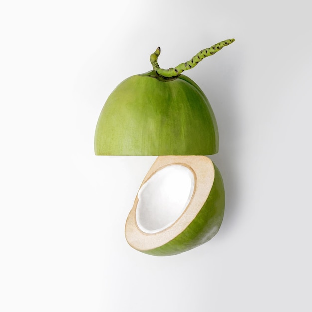 Immédiatement au-dessus de la banane sur fond blanc