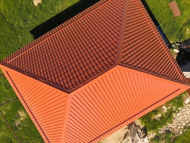 Immédiatement au-dessus du toit de la maison pendant une journée ensoleillée