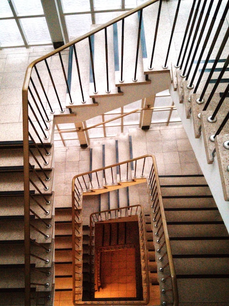 Photo immédiatement au-dessus de l'escalier en spirale dans le bâtiment