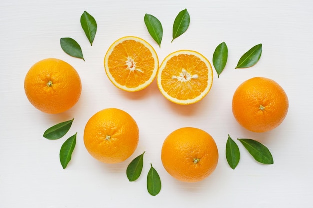 Immédiatement au-dessus de l'image d'oranges sur fond blanc